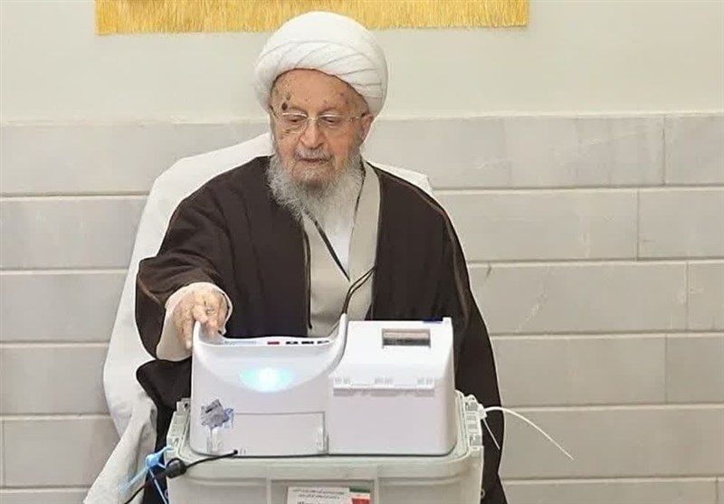 آیتالله مکارم شیرازی: حل مشکلات از طریق حضور پای صندوقهای رأی محقق میشود