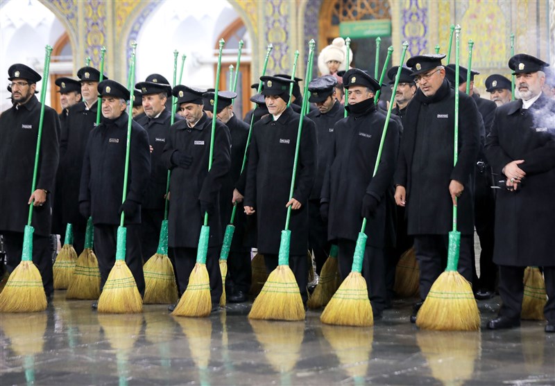 آیین جاروکشی دربانان حرم مطهر رضوی+ تصویر