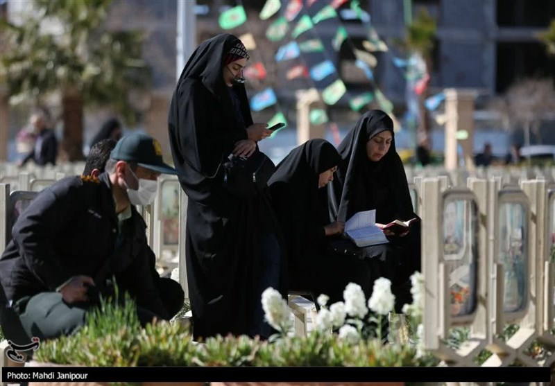 اصفهانیها در جوار شهدا به استقبال بهار رفتند