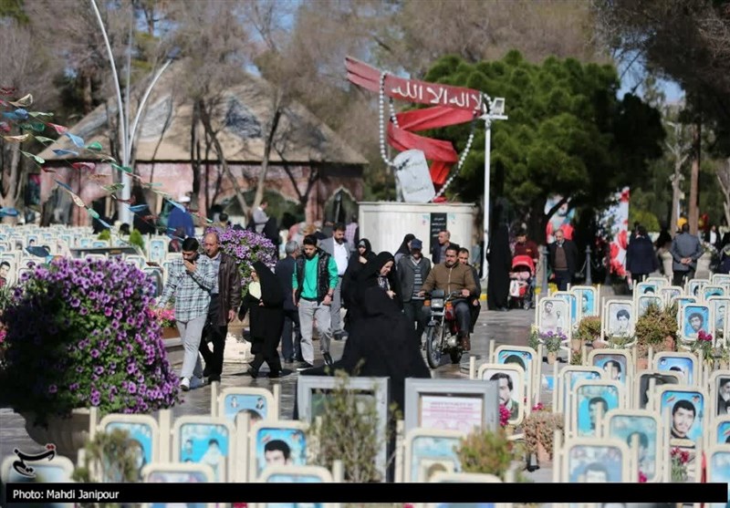اصفهانیها در جوار شهدا به استقبال بهار رفتند