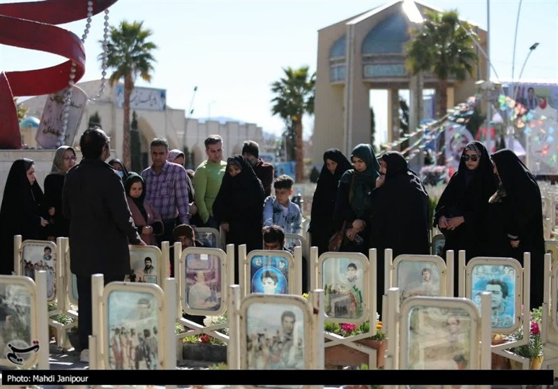 اصفهانیها در جوار شهدا به استقبال بهار رفتند