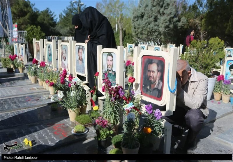 اصفهانیها در جوار شهدا به استقبال بهار رفتند