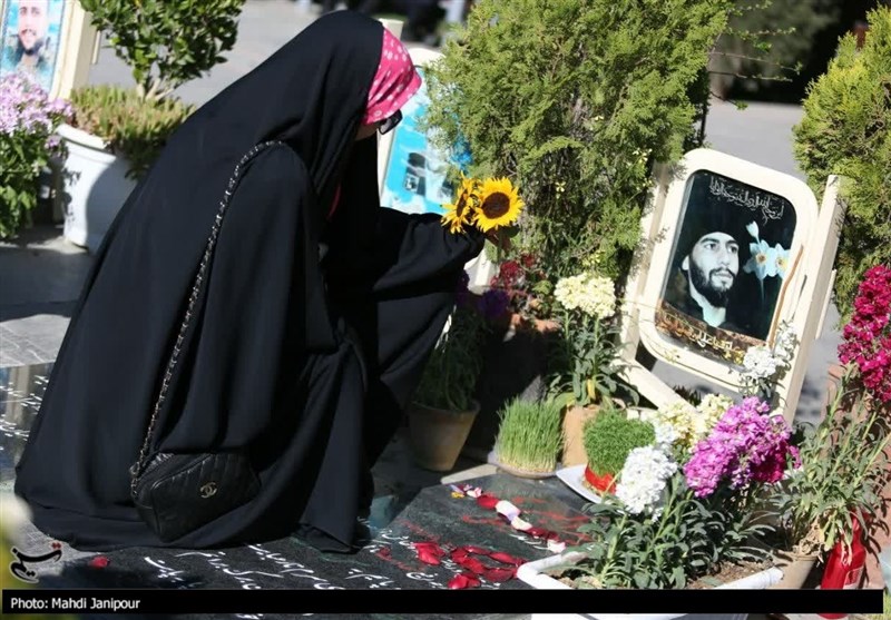 اصفهانیها در جوار شهدا به استقبال بهار رفتند