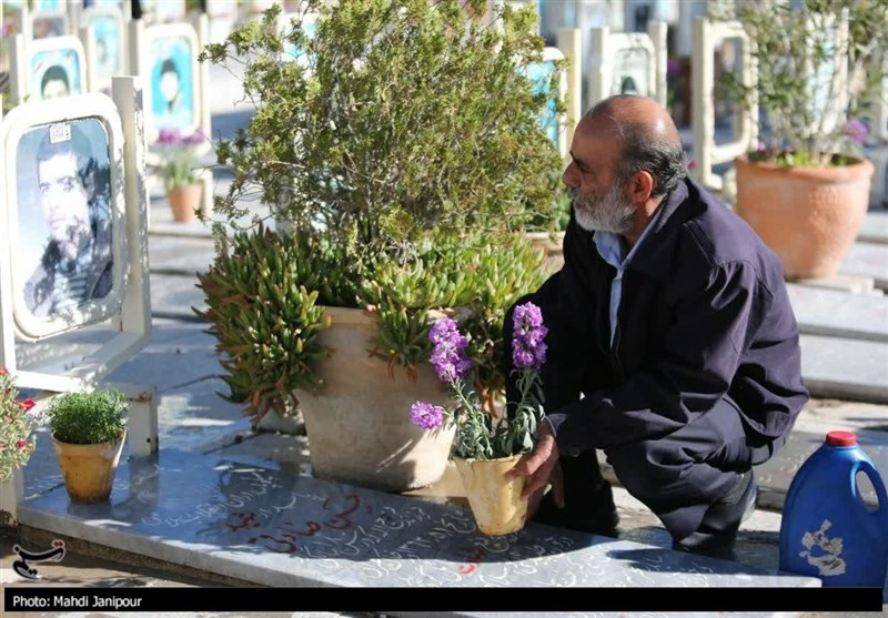 اصفهانیها در جوار شهدا به استقبال بهار رفتند