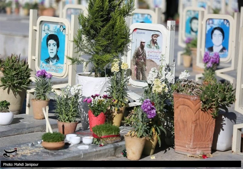 اصفهانیها در جوار شهدا به استقبال بهار رفتند