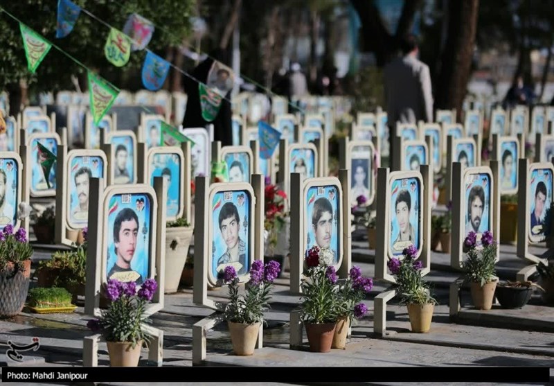 اصفهانیها در جوار شهدا به استقبال بهار رفتند