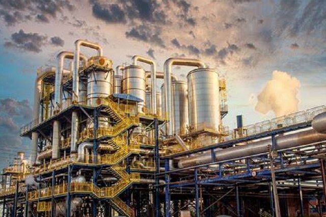 اظهارات عجیب بیژن زنگنه/ آیا جهان دیگر پالایشگاه نمیسازد؟