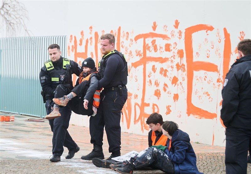 _اعتراضات_ _فعالان_ _آب_ _و_ _هوای_ _آلمان_ _مقابل_ _دفتر_ _صدر_ _اعظم_