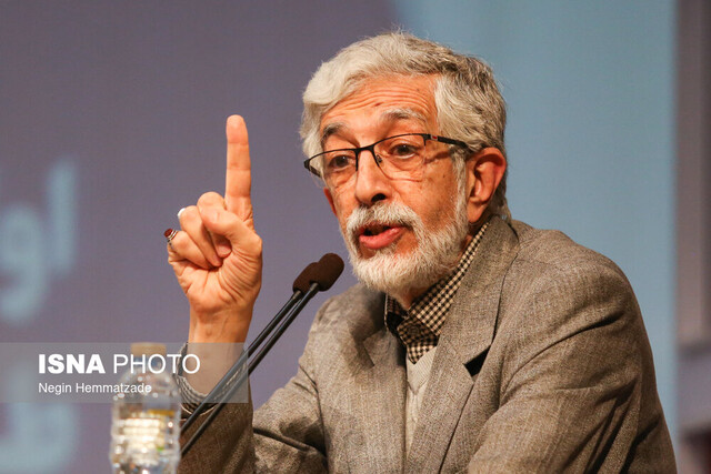 با وحدت و همدلی به مقابله با توطئههای دشمنان انقلاب اقدام کنیم