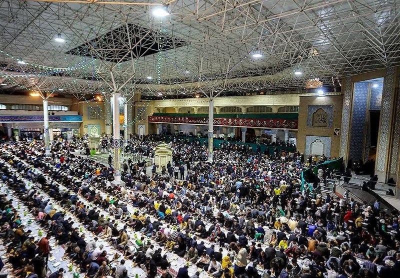 بزرگترین سفره افطاری در حرم حضرت معصومه(س) + فیلم