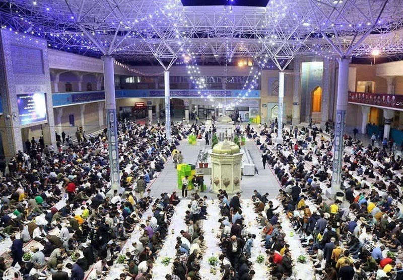 حال و هوای ماه رمضان در حرم حضرت معصومه(س)؛ مهمانی ماه خدا بر سر سفره کریمه اهلبیت(ع) + فیلم