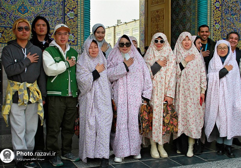 حضور تأثیرگذاران رسانههای چینی در حرم مطهر رضوی+تصاویر
