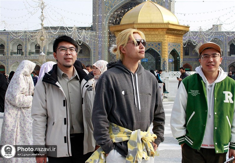 حضور تأثیرگذاران رسانههای چینی در حرم مطهر رضوی+تصاویر