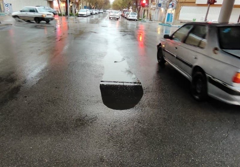 خیابان میر اصفهان بر اثر بارش باران نشست کرد