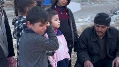 دیدار غمانگیز فرزندان از قبر مادر شهیدشان در غزه+ فیلم