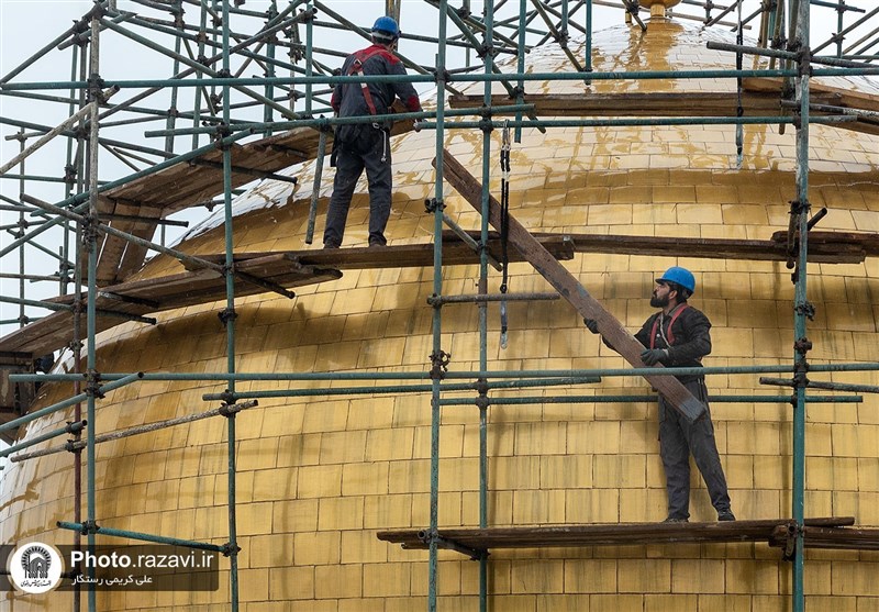 عملیات شستوشوی گنبد منور رضوی + تصاویر