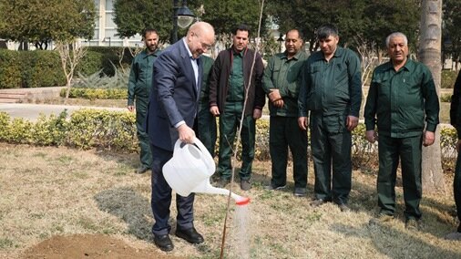 غرس دو اصله نهال توسط رئیس مجلس در روز درختکاری
