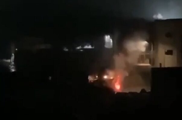 لحظه انفجار بمب کنار جادهای در مسیر بولدوزر نظامی اسرائیلی+ فیلم