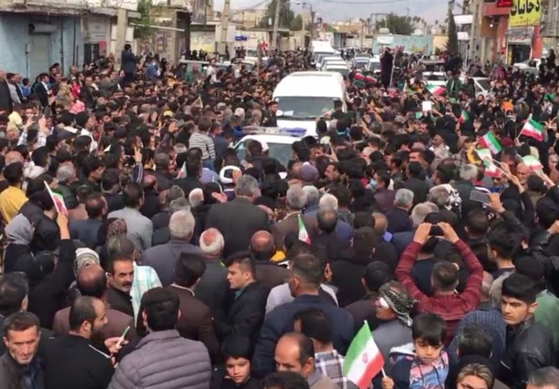 لحظهشماری اقشار مختلف مردم ایذه برای دیدار با رئیس جمهور/ استقبال باشکوه از رئیسی + فیلم