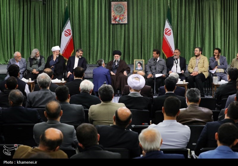 ماجرای هدیه شاعر جوان اهوازی به رهبری و گفتوگو با ایشان