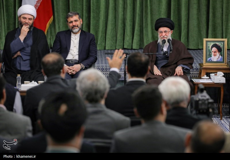 ماجرای هدیه شاعر جوان اهوازی به رهبری و گفتوگو با ایشان