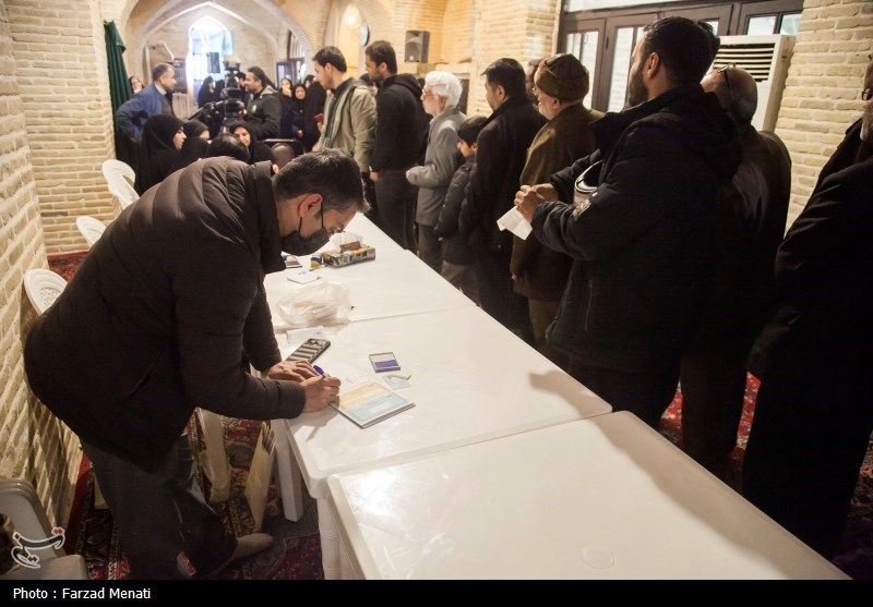 گوشههایی از حضور حماسی و باشکوه مردم قم پای صندوقهای رأی+ فیلم