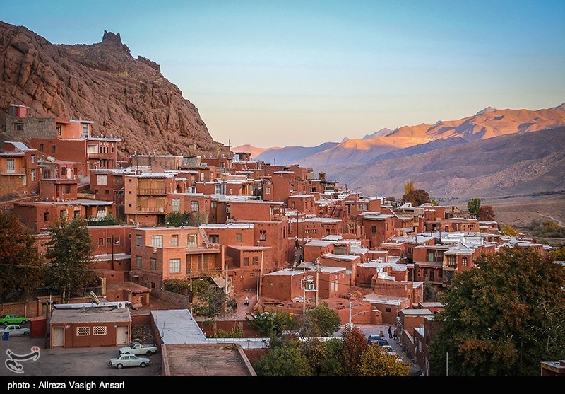 3200مترمربع از معابر روستای ابیانه سنگفرش شد