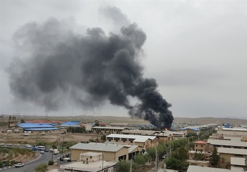 آتشسوزی در واحد تولیدی شهرک صنعتی شکوهیه قم + تصویر