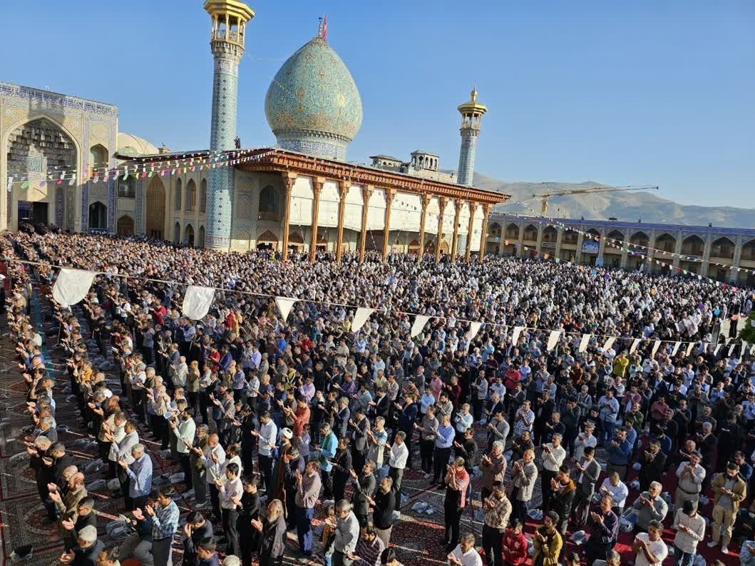 اقامه باشکوه نماز عید فطر در سومین حرم اهل بیت (ع) + تصاویر