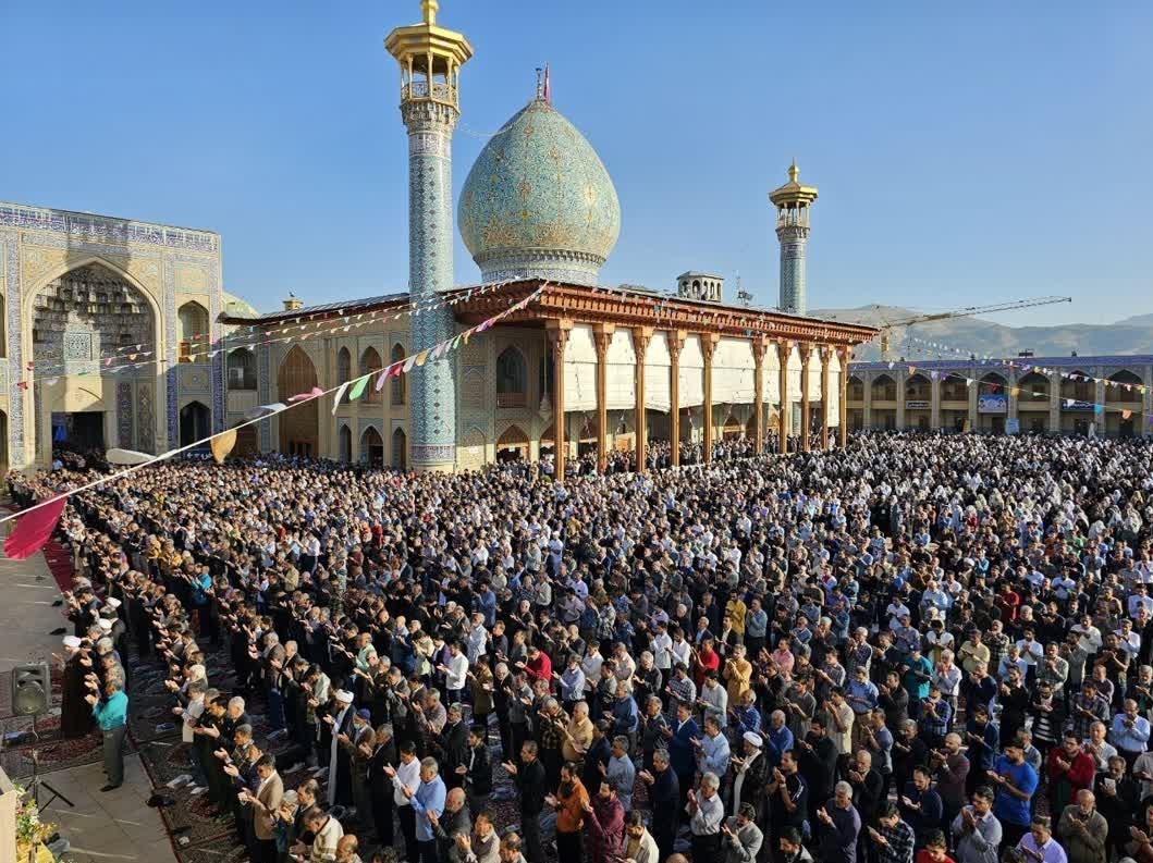 اقامه باشکوه نماز عید فطر در سومین حرم اهل بیت (ع) + تصاویر