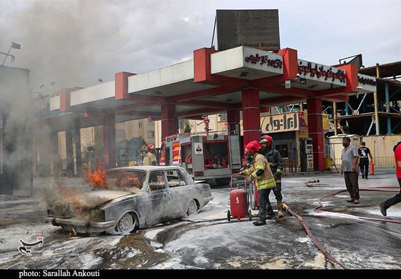 اقدام به موقع آتشنشانی کرمان مانع آتشسوزی پمپ بنزین شد+فیلم