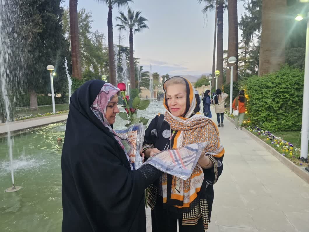 اهدای شاخه گل به بانوان کمحجاب در باغ عفیفآباد شیراز