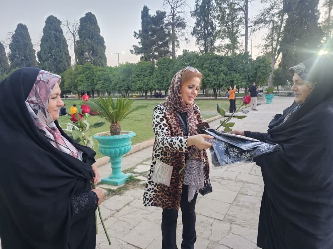 اهدای شاخه گل به بانوان کمحجاب در باغ عفیفآباد شیراز