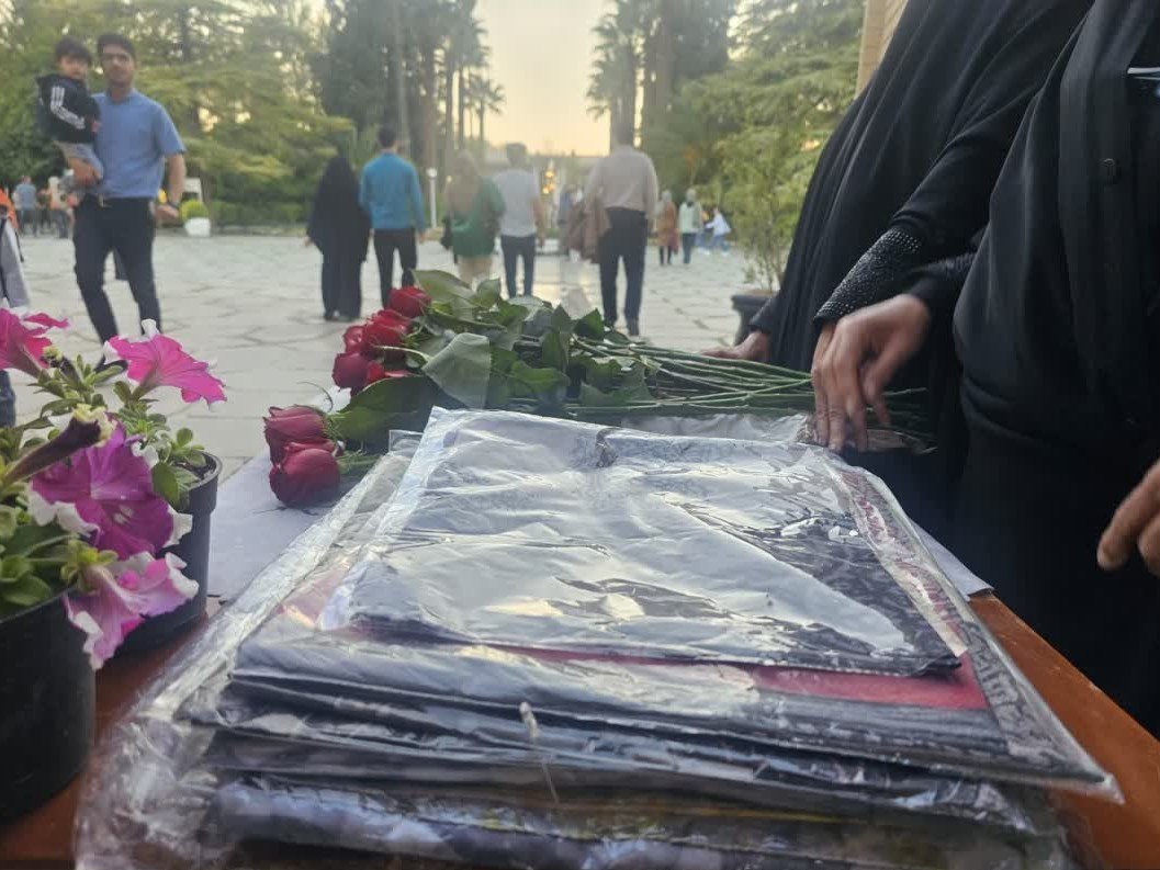 اهدای شاخه گل به بانوان کمحجاب در باغ عفیفآباد شیراز