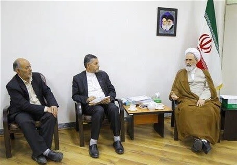 برخی امور اقتصادی همچون صنعت خودرو را به مردم بسپارید