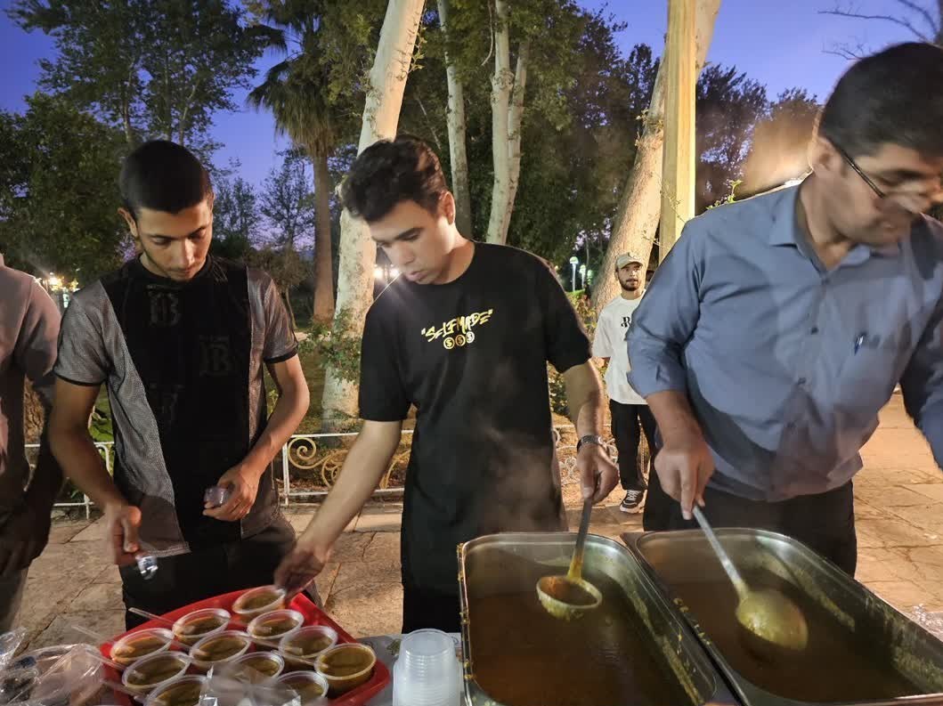 سفره افطاری ساده در باغ عفیفآباد شیراز پهن شد