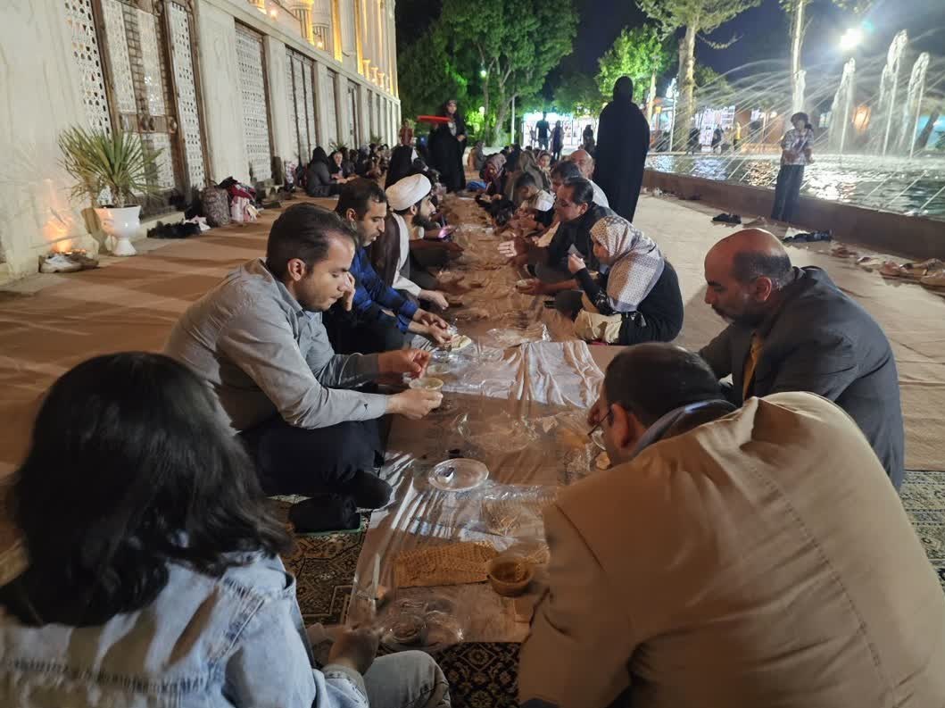 سفره افطاری ساده در باغ عفیفآباد شیراز پهن شد