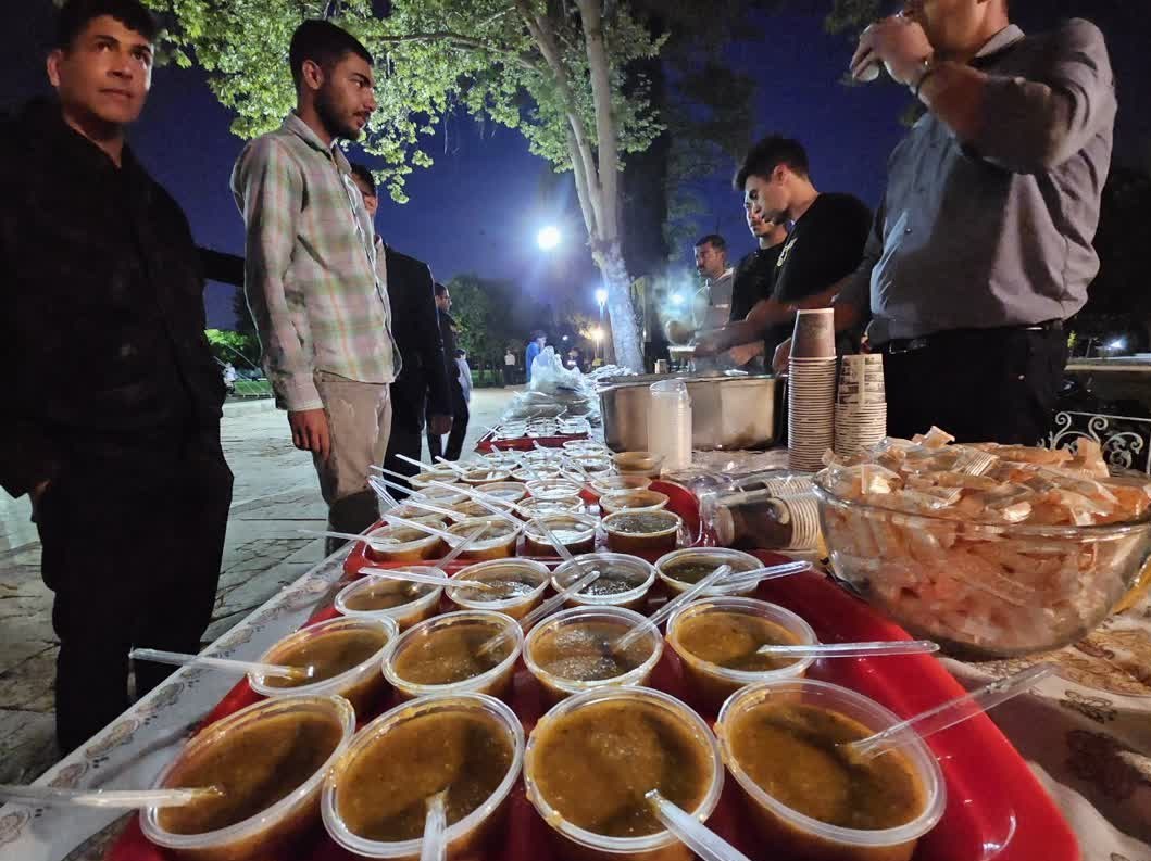 سفره افطاری ساده در باغ عفیفآباد شیراز پهن شد