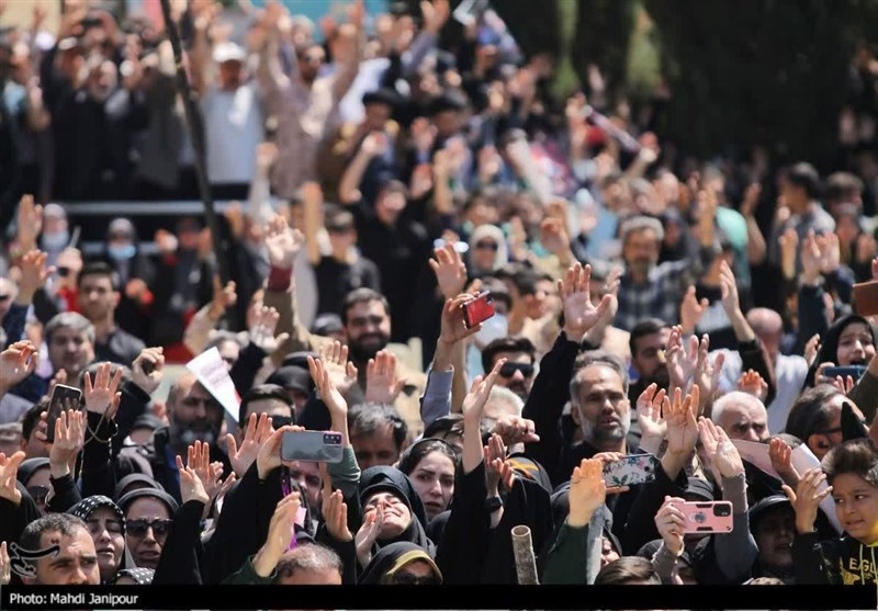 سنگتمام اصفهانیها در تشییع سردار مقاومت + فیلم و تصاویر