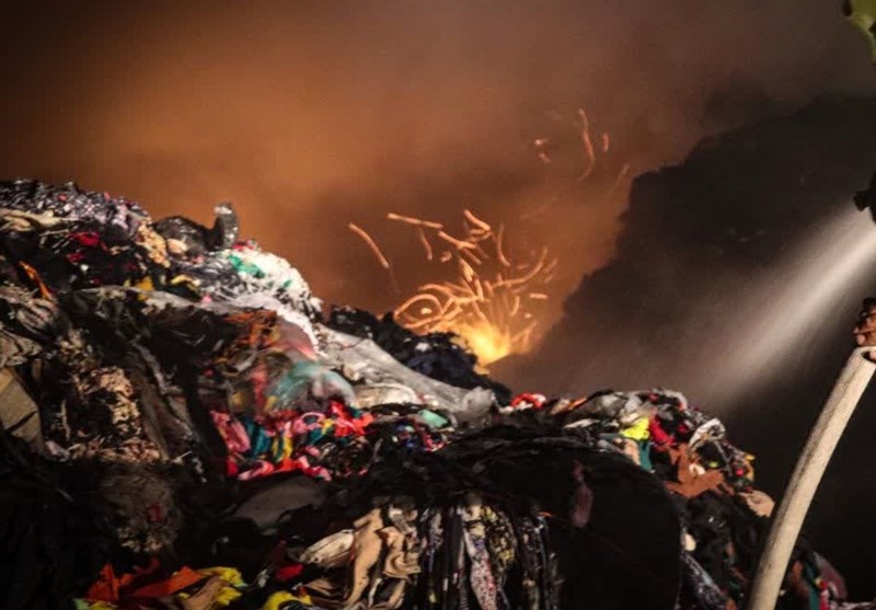 آتشسوزی گسترده در کارگاه تولید نمد اصفهان/ حریق مهار شد