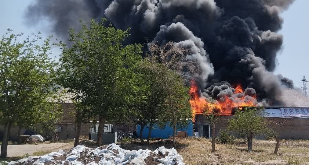 آتشسوزی گسترده یک کارگاه تولید تابلو و نمایشگرهای LED