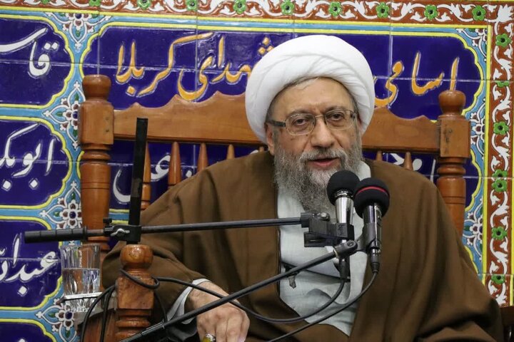 آیت الله آملی لاریجانی در منزل رییس جمهور شهید حضور یافت