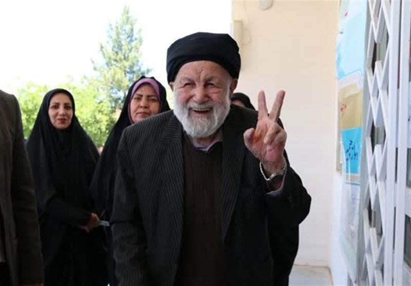 اخذ رأی پیرمرد 103ساله در خرمآباد