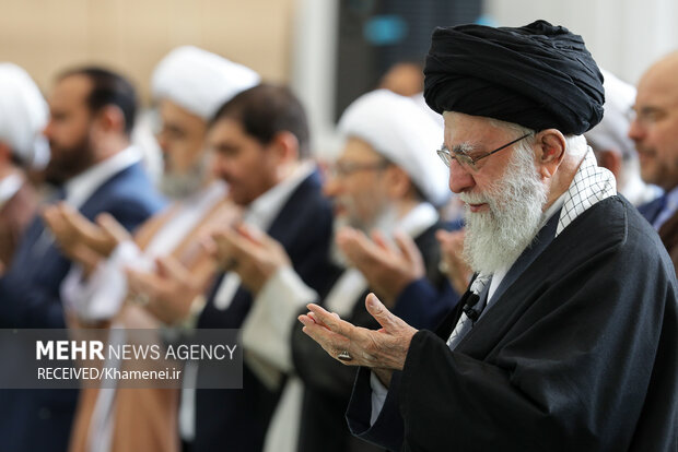 اقامه نماز رهبر انقلاب بر پیکر رئیسجمهور و همراهان