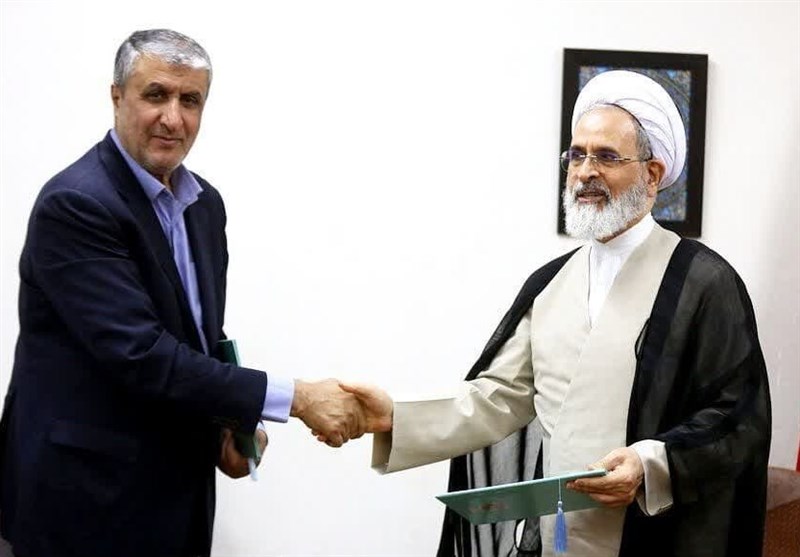 امضای تفاهمنامه بین حوزه علمیه و سازمان انرژی اتمی