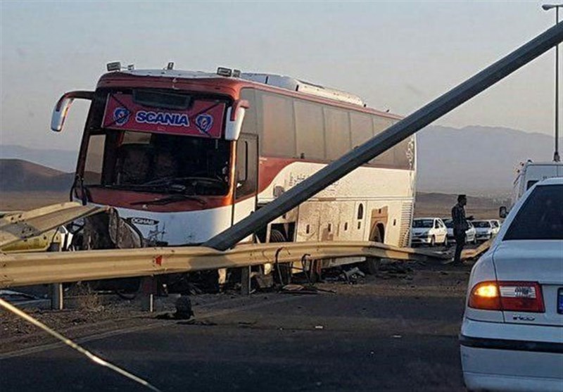 انحراف اتوبوس در محور کاشان ـ نطنز 24 مصدوم داشت