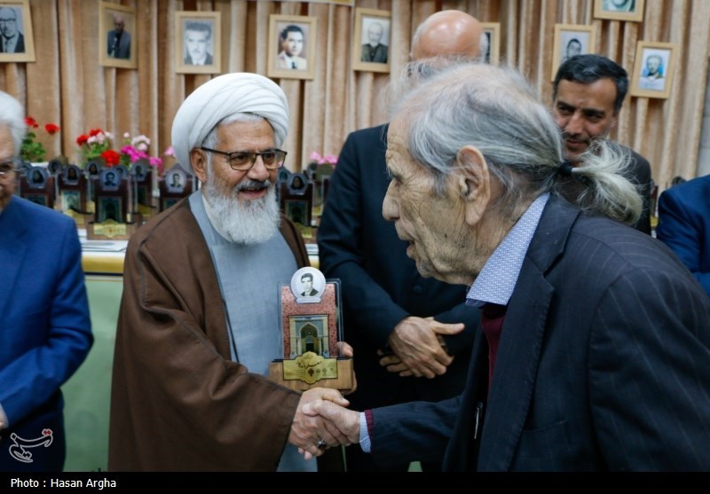 تجلیل از معلمان ماندگار زنجان/ حال خوش معلمان 80 ساله+فیلم