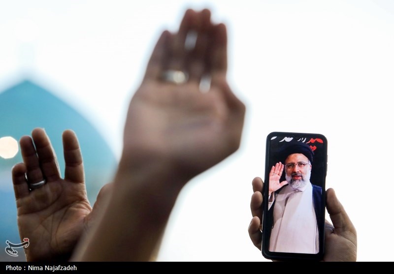 شهید رئیسی غرق در خدمت به محرومان بود