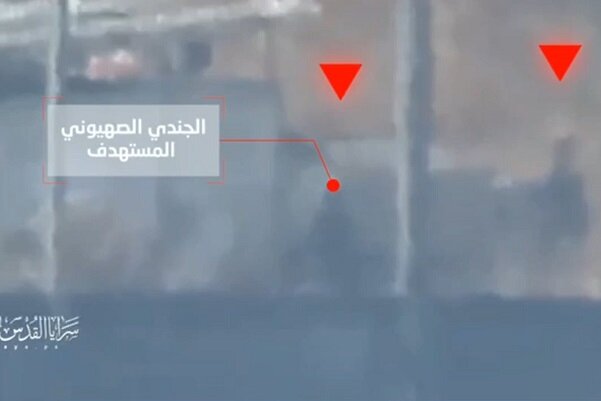 لحظه هدف قرار دادن نظامی صهیونیست از سوی تکتیرانداز مقاومت+ فیلم