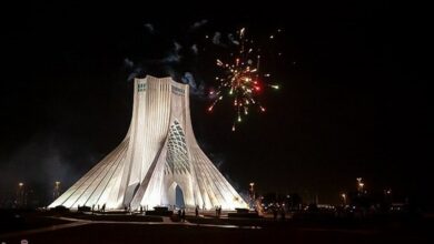 نورپردازی برج آزادی تهران در «روز خرمآباد»